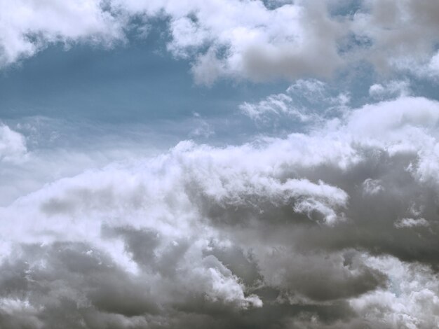 Vista a basso angolo delle nuvole nel cielo
