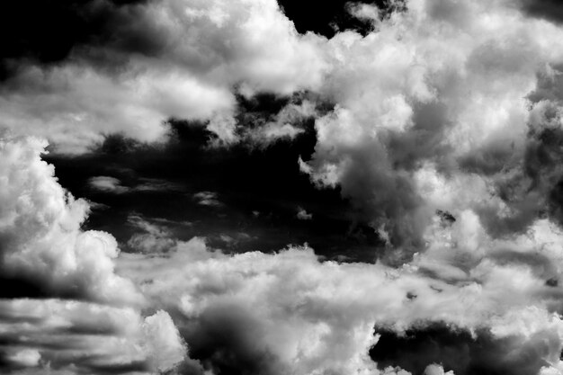 Vista a basso angolo delle nuvole nel cielo