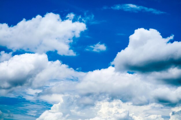 Vista a basso angolo delle nuvole nel cielo