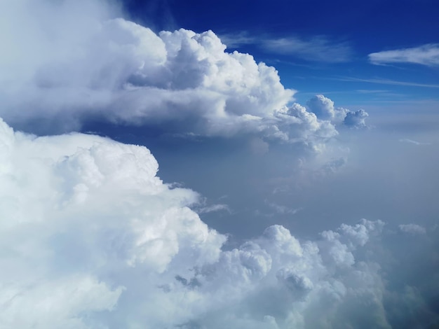 Vista a basso angolo delle nuvole nel cielo