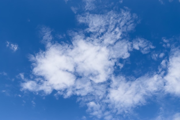 Vista a basso angolo delle nuvole nel cielo