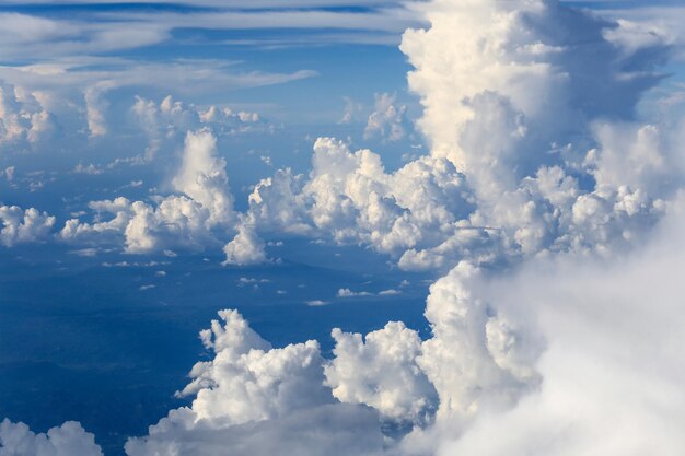 Vista a basso angolo delle nuvole nel cielo