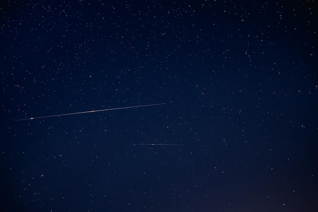 Vista a basso angolo delle tracce di vapore nel cielo