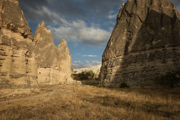 Vista a basso angolo delle vecchie rovine