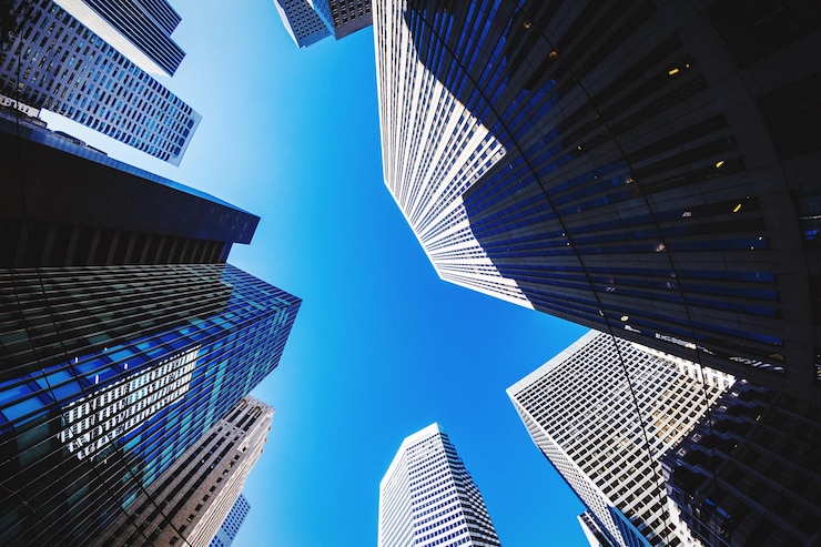Foto vista a basso angolo di edifici alti contro un cielo blu limpido