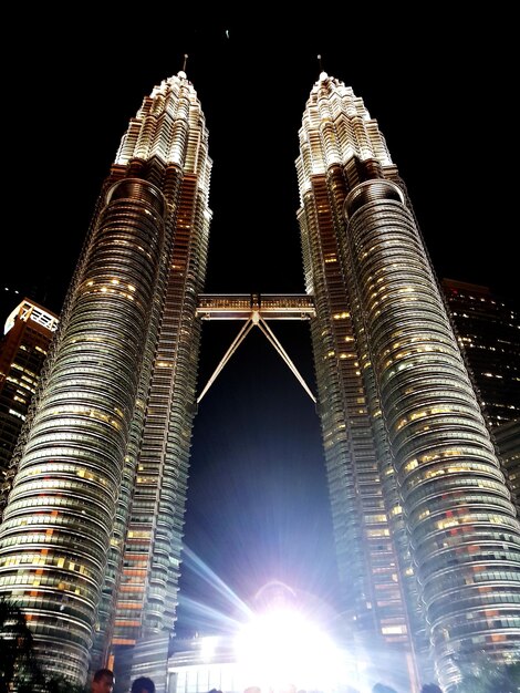 Vista a basso angolo di edifici illuminati contro il cielo notturno