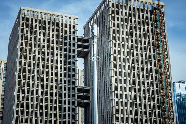 Vista a basso angolo di edifici moderni contro il cielo blu