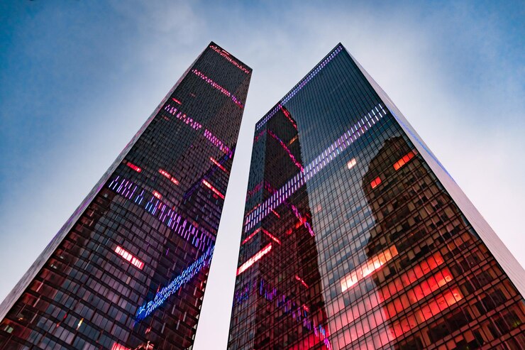Foto vista a basso angolo di edifici moderni contro il cielo in città