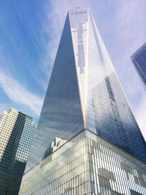 Vista a basso angolo di edifici moderni contro il cielo in città