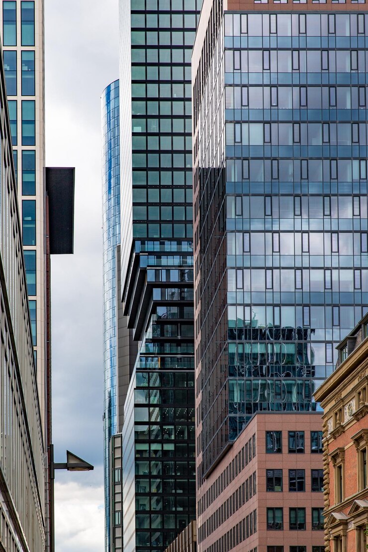 Foto vista a basso angolo di edifici moderni contro il cielo