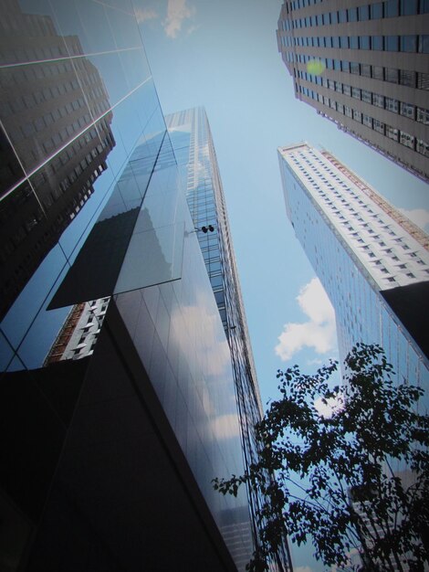 Vista a basso angolo di edifici moderni contro il cielo