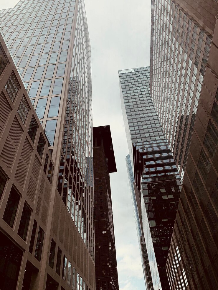 Foto vista a basso angolo di edifici moderni contro il cielo