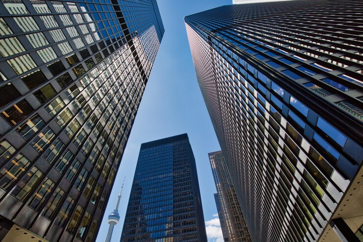 Foto vista a basso angolo di edifici moderni contro il cielo