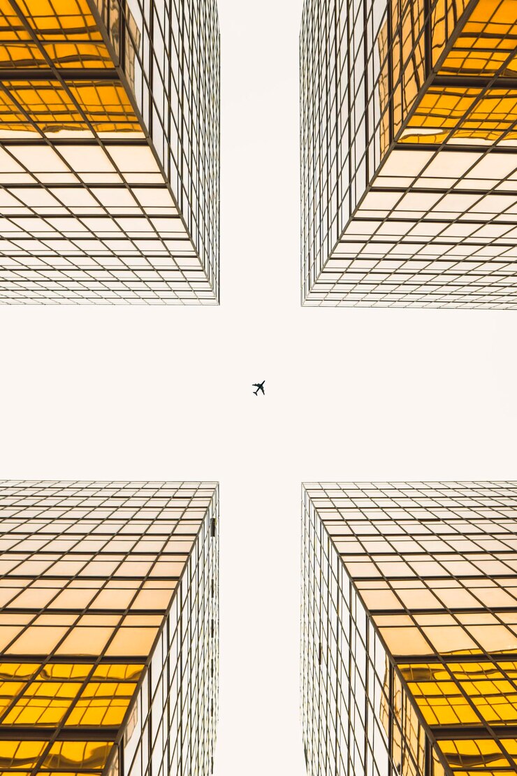 Foto vista a basso angolo di edifici moderni contro il cielo