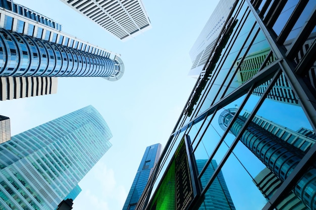 Vista a basso angolo di edifici moderni contro il cielo