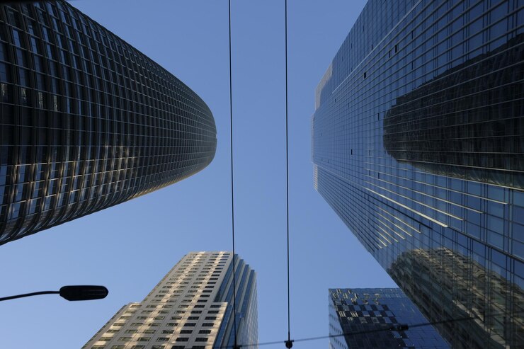 Foto vista a basso angolo di edifici moderni contro un cielo limpido