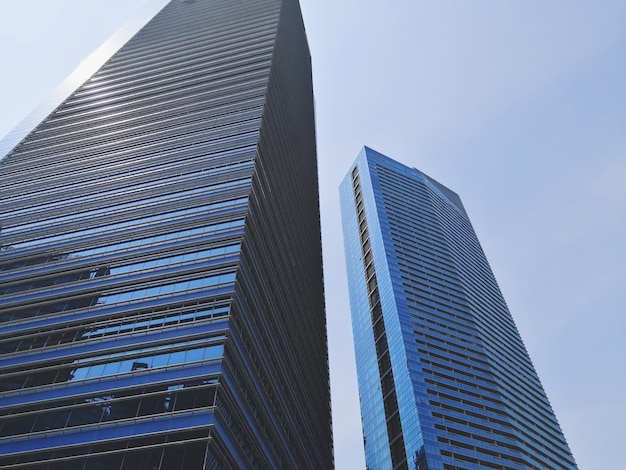 Vista a basso angolo di edifici moderni contro un cielo limpido