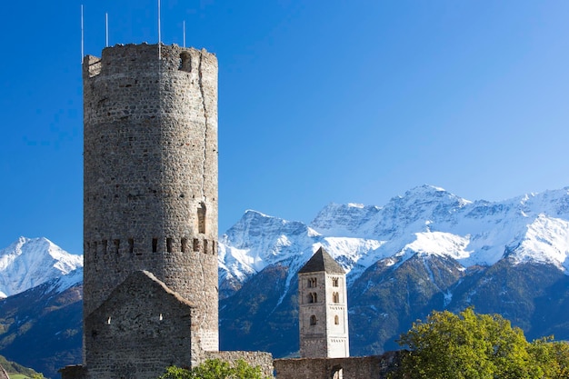 Vista a basso angolo di edifici storici contro montagne innevate