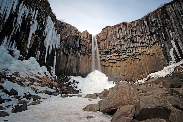 Vista a basso angolo di ghiaccioli e cascate durante l'inverno