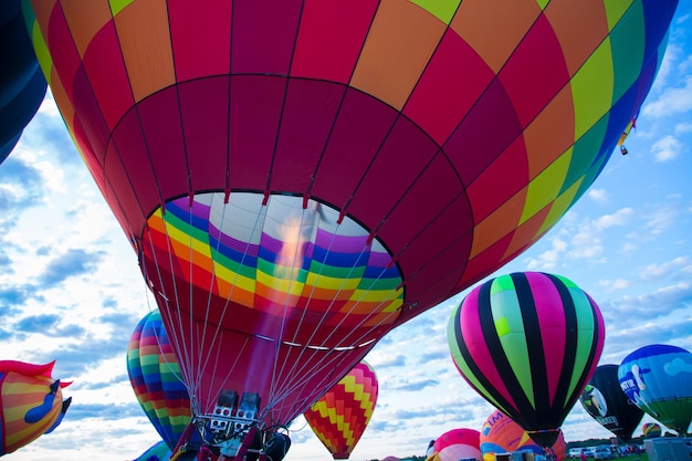 Vista a basso angolo di palloncini ad aria calda colorati contro il cielo