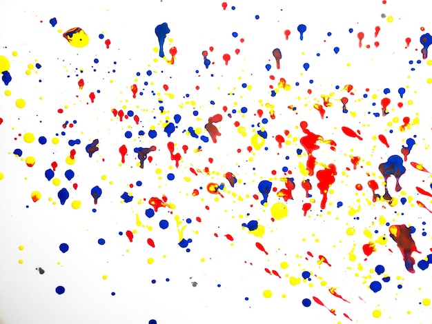 Vista a basso angolo di palloncini multicolori