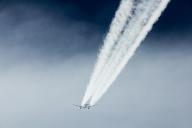 Vista a basso angolo di un aereo che vola contro il cielo