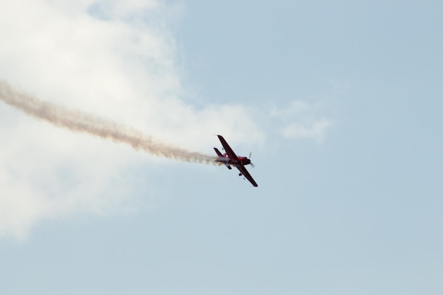 Vista a basso angolo di un aereo che vola contro il cielo