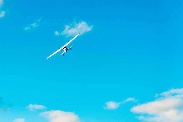 Vista a basso angolo di un aereo che vola contro il cielo