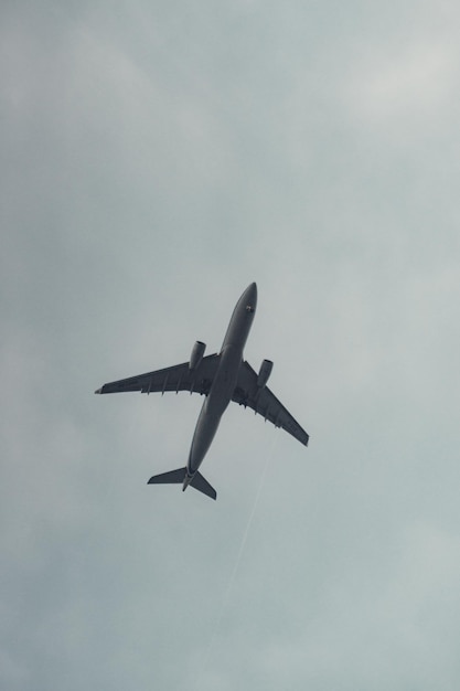 Vista a basso angolo di un aereo che vola nel cielo