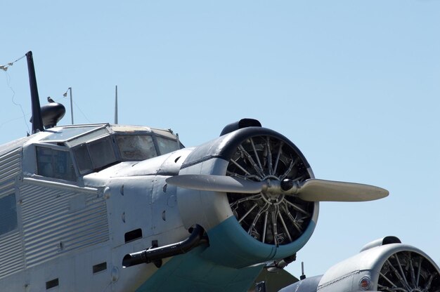 Vista a basso angolo di un aereo militare contro un cielo blu limpido