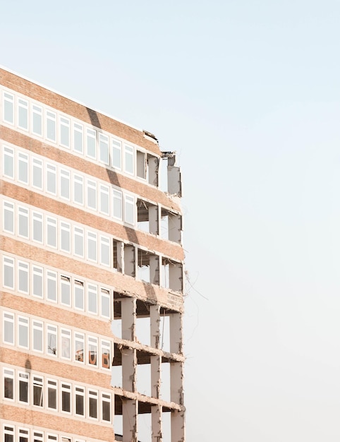 Vista a basso angolo di un edificio abbandonato contro un cielo limpido