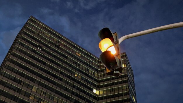 Vista a basso angolo di un edificio illuminato contro il cielo