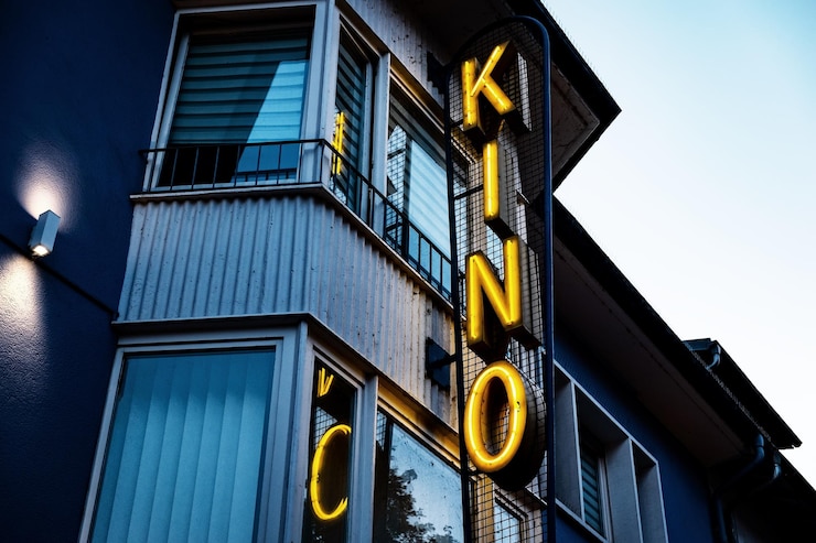 Foto vista a basso angolo di un edificio illuminato contro il cielo
