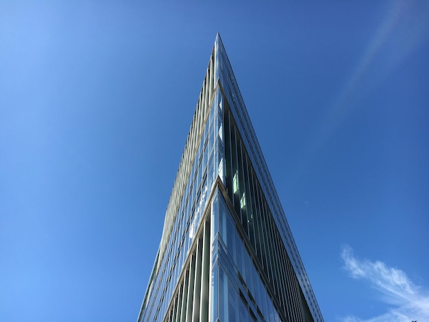 Vista a basso angolo di un edificio moderno contro il cielo blu