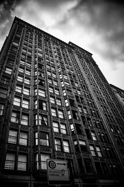 Vista a basso angolo di un edificio moderno contro il cielo bw