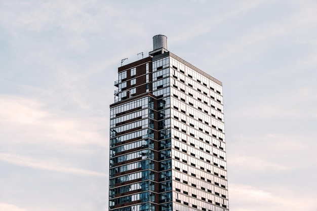 Vista a basso angolo di un edificio moderno contro il cielo in città