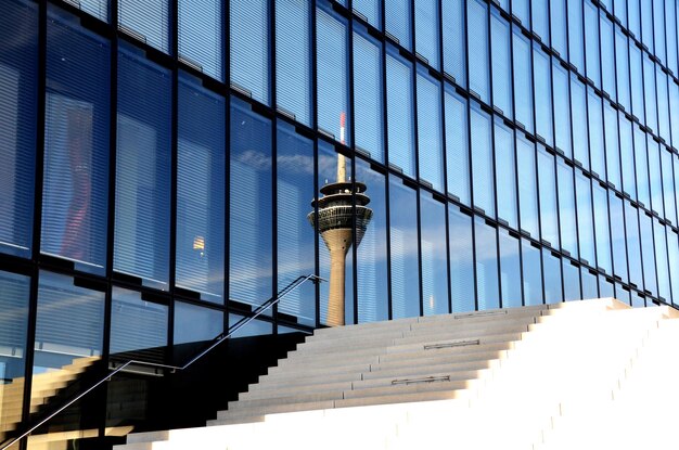 Vista a basso angolo di un edificio moderno contro il cielo