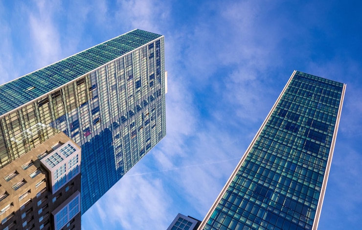 Foto vista a basso angolo di un edificio moderno contro il cielo