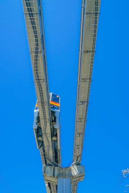 Vista a basso angolo di un edificio moderno contro un cielo blu limpido