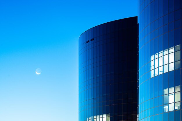 Vista a basso angolo di un edificio moderno contro un cielo blu limpido