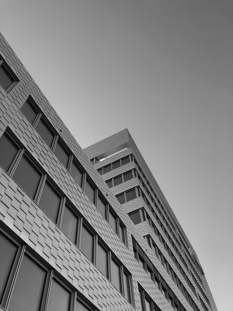 Vista a basso angolo di un edificio moderno contro un cielo limpido