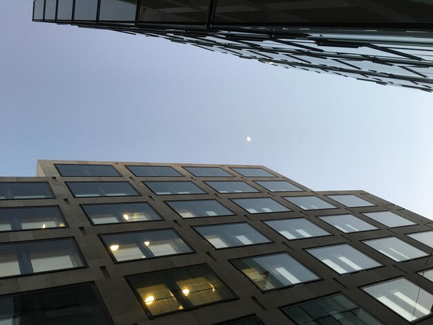 Vista a basso angolo di un edificio moderno contro un cielo limpido