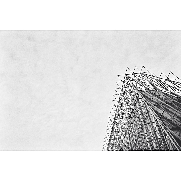 Foto vista a basso angolo di un edificio moderno contro un cielo nuvoloso