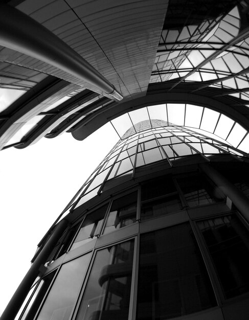 Vista a basso angolo di un moderno edificio in vetro contro il cielo in città