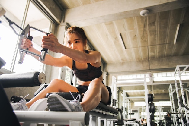 Vista a basso angolo di una giovane donna che si esercita in palestra