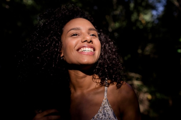 Vista a basso angolo di una giovane donna sorridente