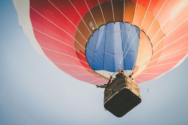 Vista a basso angolo di una mongolfiera contro un cielo limpido