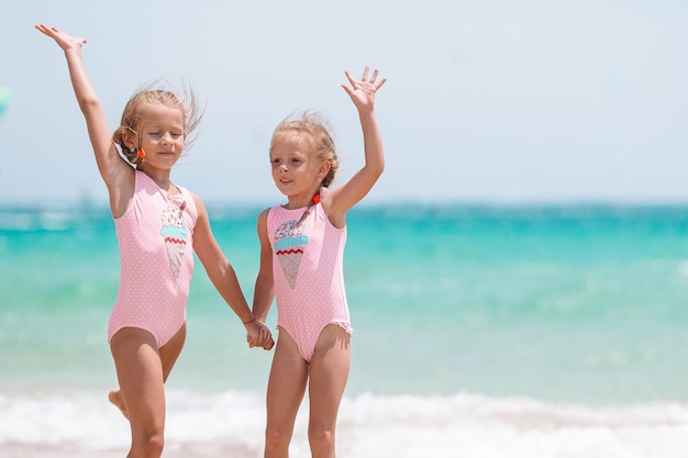 Vista a basso angolo di una ragazza sulla spiaggia