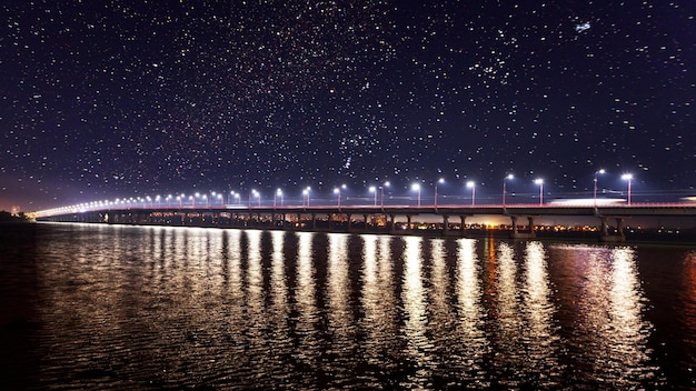 Vista a giri di tempo del ponte sul fiume Dnepr nella città di Dnipro in tarda primavera all'inizio della primavera nuvole spesse