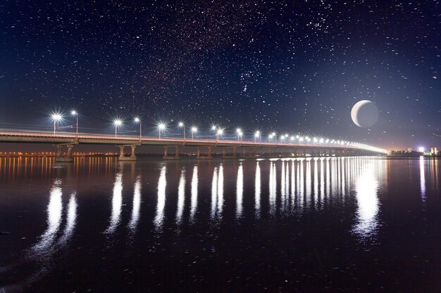 Vista a giri di tempo del ponte sul fiume Dnepr nella città di Dnipro in tarda primavera all'inizio della primavera nuvole spesse